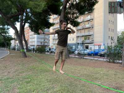 �Sto cominciando a imparare � ci dice orgoglioso il giovane -. Anche se in realt� pratico lo Slacklining solo per meditare: appena salgo mi sento libero e rilassato, provando quasi la sensazione di galleggiare�